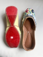 Load image into Gallery viewer, YELLOW COIN WORK JUTTIES